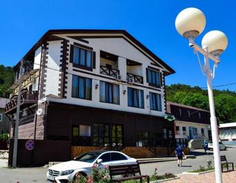 Hostal Dzhankhot Guest House