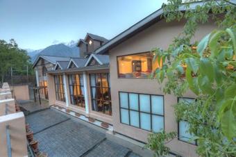 Hotel The Chinar Resort And Spa