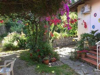 Casetta Con Giardino