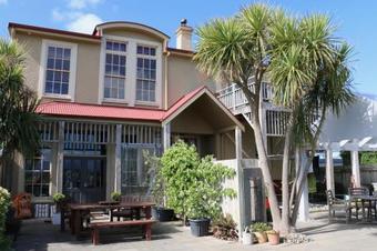 Hostal La Riviera Guesthouse