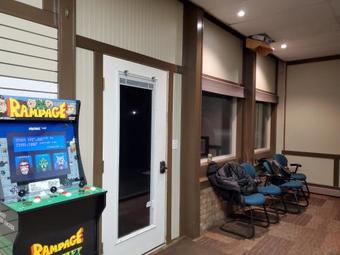 Lodge Waterfront Hidden Pines Log Cabin