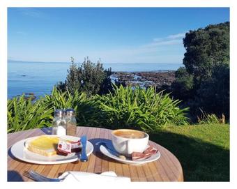 Hotel Te Kaha Beach Resort