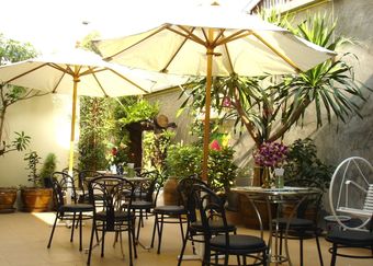 Hotel The Bang Khun Phrom Suites