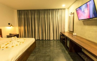 Yeak Loam Hotel