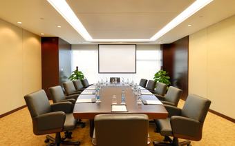 Golden Eagle Summit Hotel (downtown)