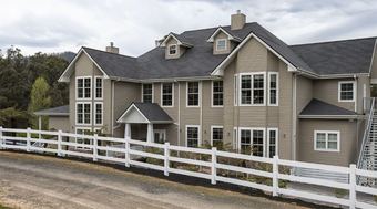 Bed & Breakfast Kerami Manor