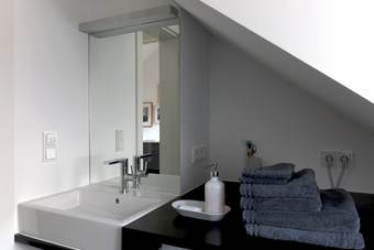 No Shoes Hotel And Green Bar