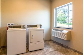 Cobblestone Hotel & Suites - Hutchinson