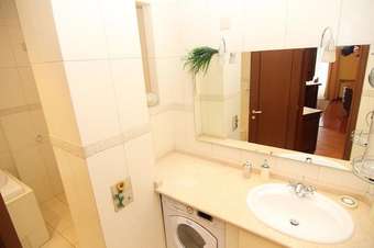 Lakshmi Apartment Red Square