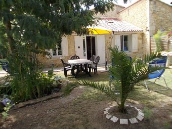 House With One Bedroom In Saint-germain-d'esteuil, With Furnished Garden - 20 Km From The Beach