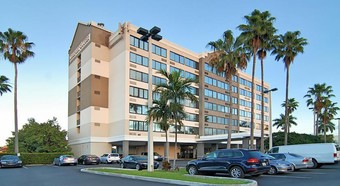 Hotel Comfort Suites Airport & Cruise Port