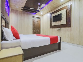 Oyo 7065 Hotel Surya Palace