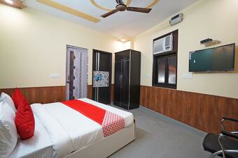 Hotel Oyo 46922 Qlark White Palace