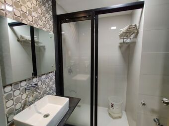 Hotel Pride Biznotel - The Maison Anand