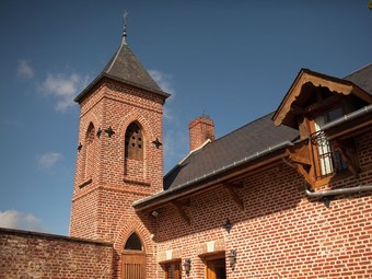 Stunning Coach House As Holiday Home With Large Enclosed Garden In Sentelie