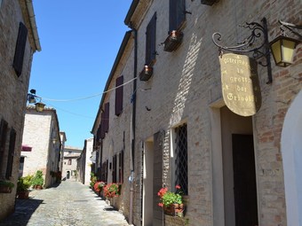 Spacious Apartment Near Saludecio With Pool