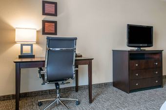 Hotel Comfort Inn & Suites Near Indiana Dunes State Park