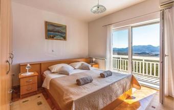 Four-bedroom Holiday Home In Veliki Prolog