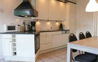 Three-bedroom Holiday Home In Nieuwvliet-bad