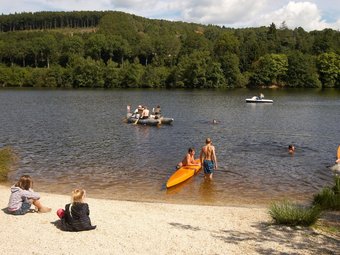 Villa With Whirlpool, Solarium And Fireplace By A Reservoir
