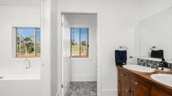 Your Luxury Escape - Byron Sunset Breeze