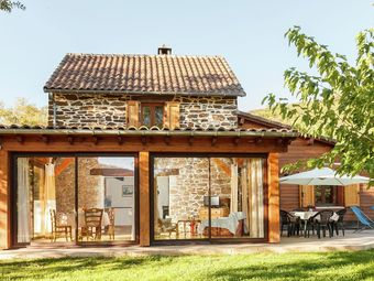 Lush Holiday Home With Pool In Connac France