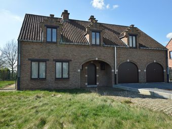 Detached Mansion For 10 People With Ginormous Garden In Linter