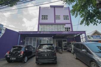 Hotel Reddoorz @ Gatot Subroto Street Bandung 2