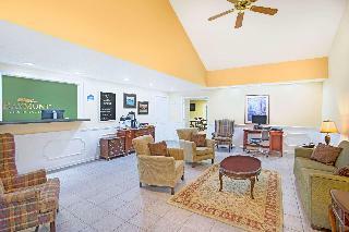 Hotel Baymont By Wyndham Forest City