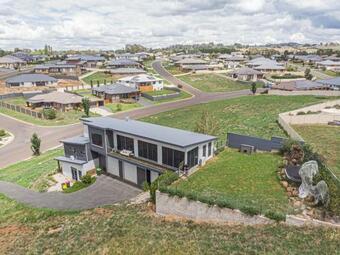 Five Bed, Five Bath, Five Star View ~ 2 Mins To Cbd ~ Wentworth Estate