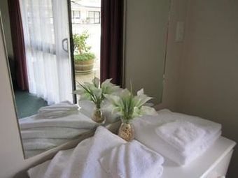 Camellia Court Motel