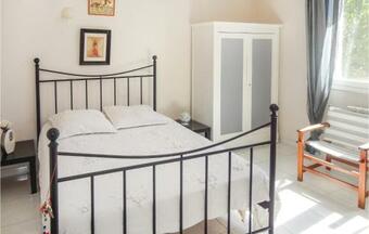 Four-bedroom Holiday Home In Montblanc