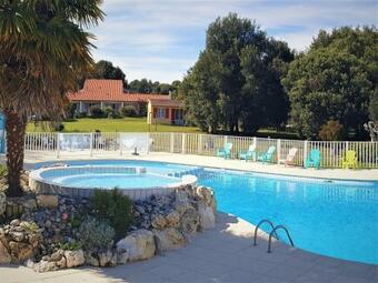 Scenic Holiday Home In Saint-savinien With Jacuzzi, Garden