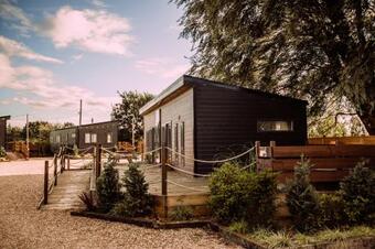 Lodge Black Bull Retreat, Barmston With Private Hot Tubs Available