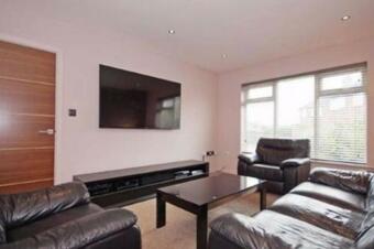 Charming 3-bed House In Harrogate With Hot Tub