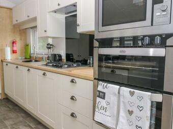 Charming Lodge Located On Cayton Bay Holiday Park