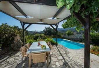Petroulides Villa Sleeps 7 With Pool Air Con And Wifi