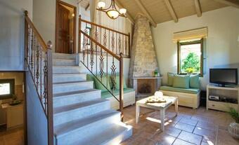 Villa In Spanochori Sleeps 6 With Pool And Air Con