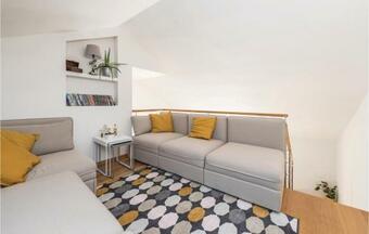 Four-bedroom Holiday Home In Donji Zemunik