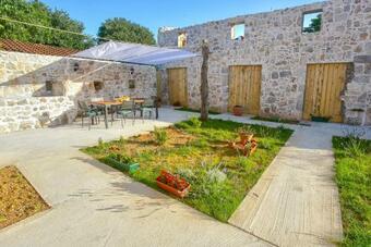 Heritage House With Heated Pool Vrime