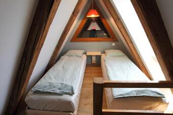 Hegyes-tet? Vend�gh�z