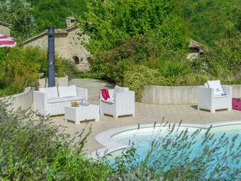 Plush Holiday Home In Belforte All'isauro With Swimming Pool