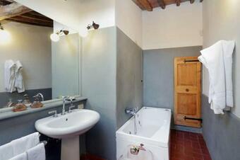 Calzaiolo Villa Sleeps 12 With Pool