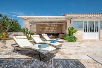 Castellana Grotte Villa Sleeps 8 Pool Air Con Wifi