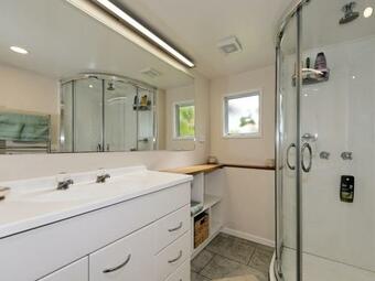 Surfer's Sunshine Cottage - Piha Holiday Home