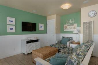 Capitola Venetian Beach Front Cottage!