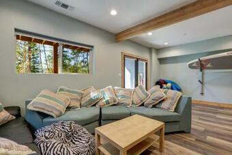 Griffin's Lair - Spacious & Modern Lakefront Cabin Home