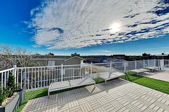 Walk To Beach! Modern Retreat With Rooftop Deck Townhouse