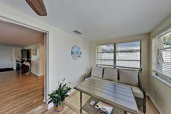 Canal-front Coastal Home ? Boat Dock & 2 Kayaks! Home