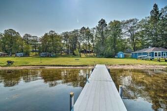 Lake Livin Cozy Cabin With Dock, Tiki Bar, 2 Kayaks